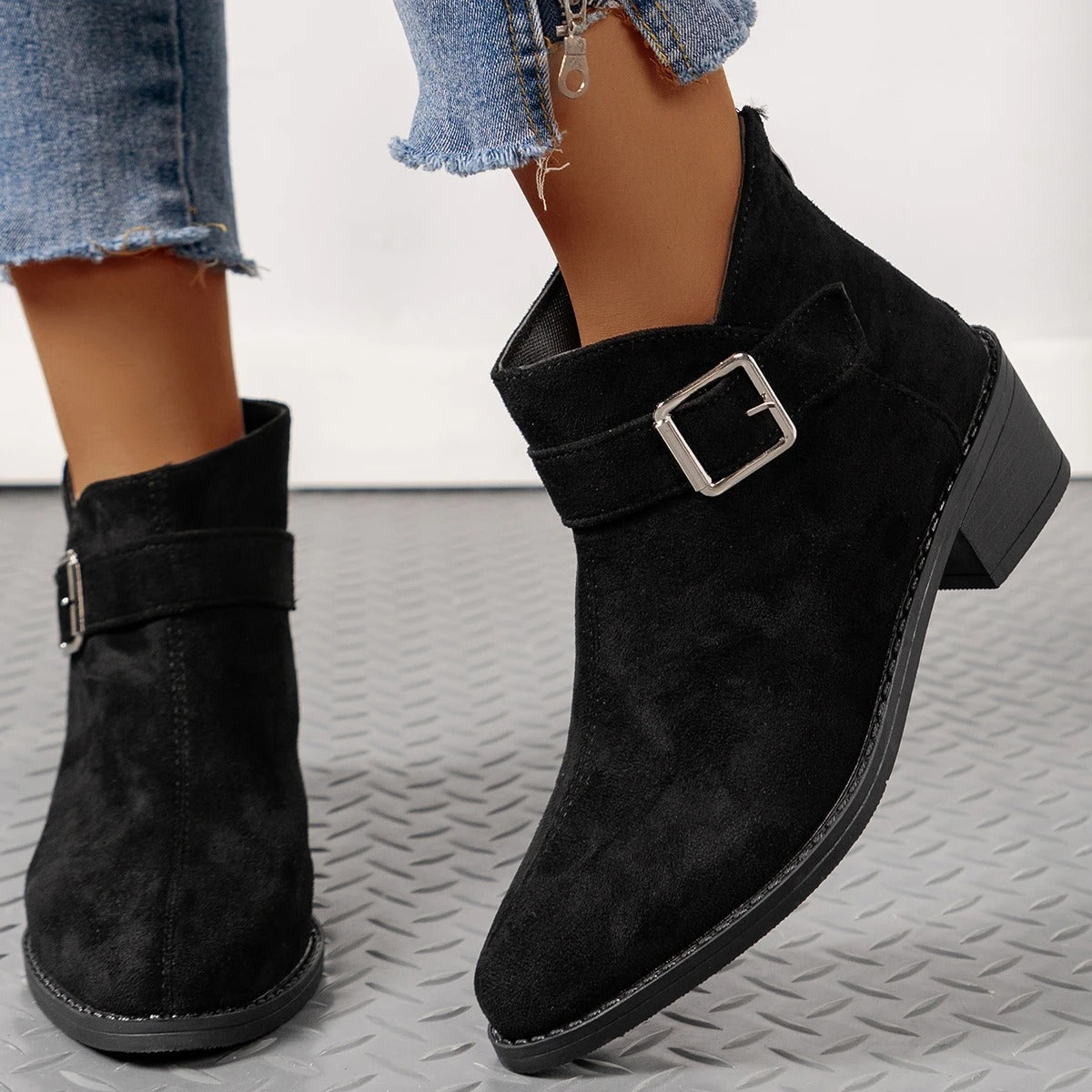 Anabelle™ – Stivaletti in camoscio con fibbia chic
