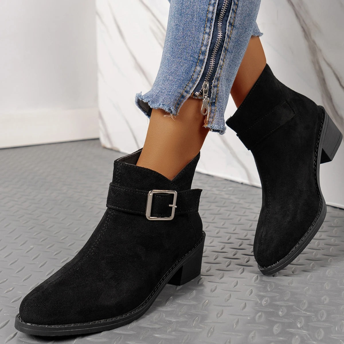 Anabelle™ – Stivaletti in camoscio con fibbia chic